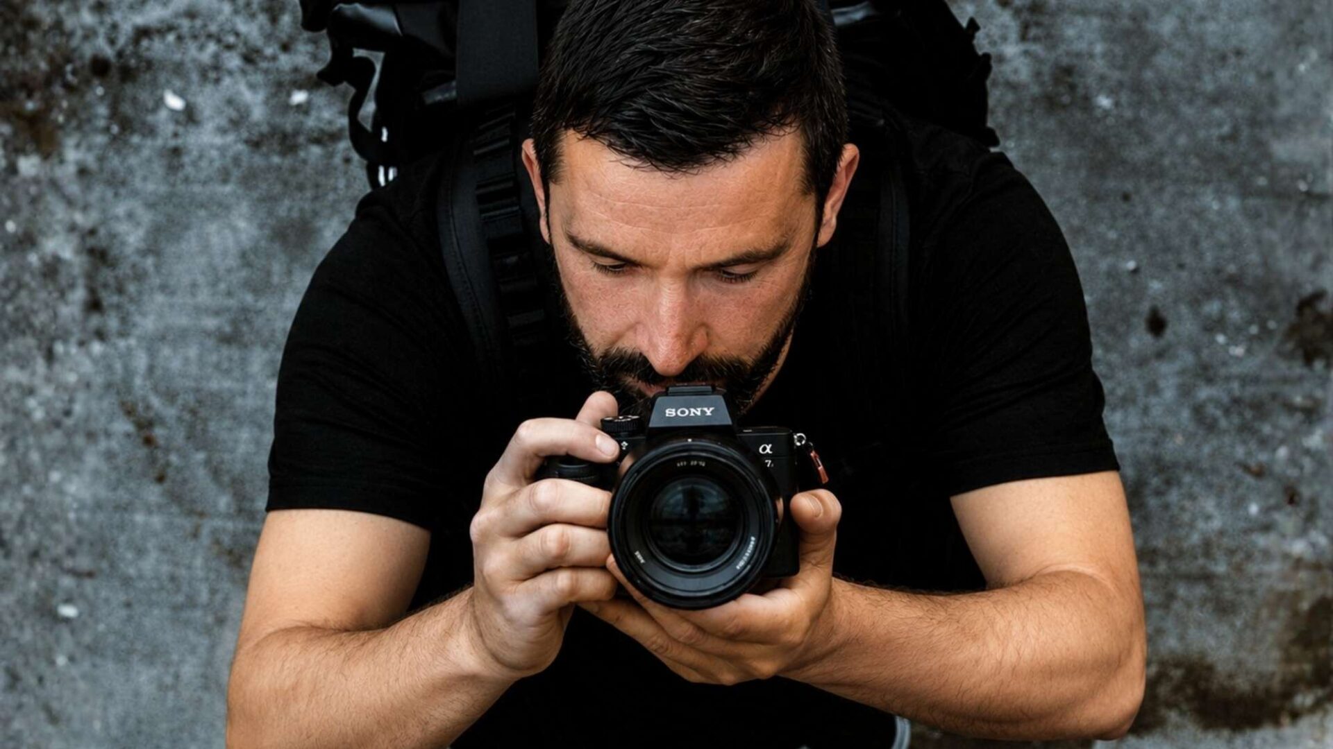 Andrius Vaišnoras fotografuoja fotoaparatu iš arti