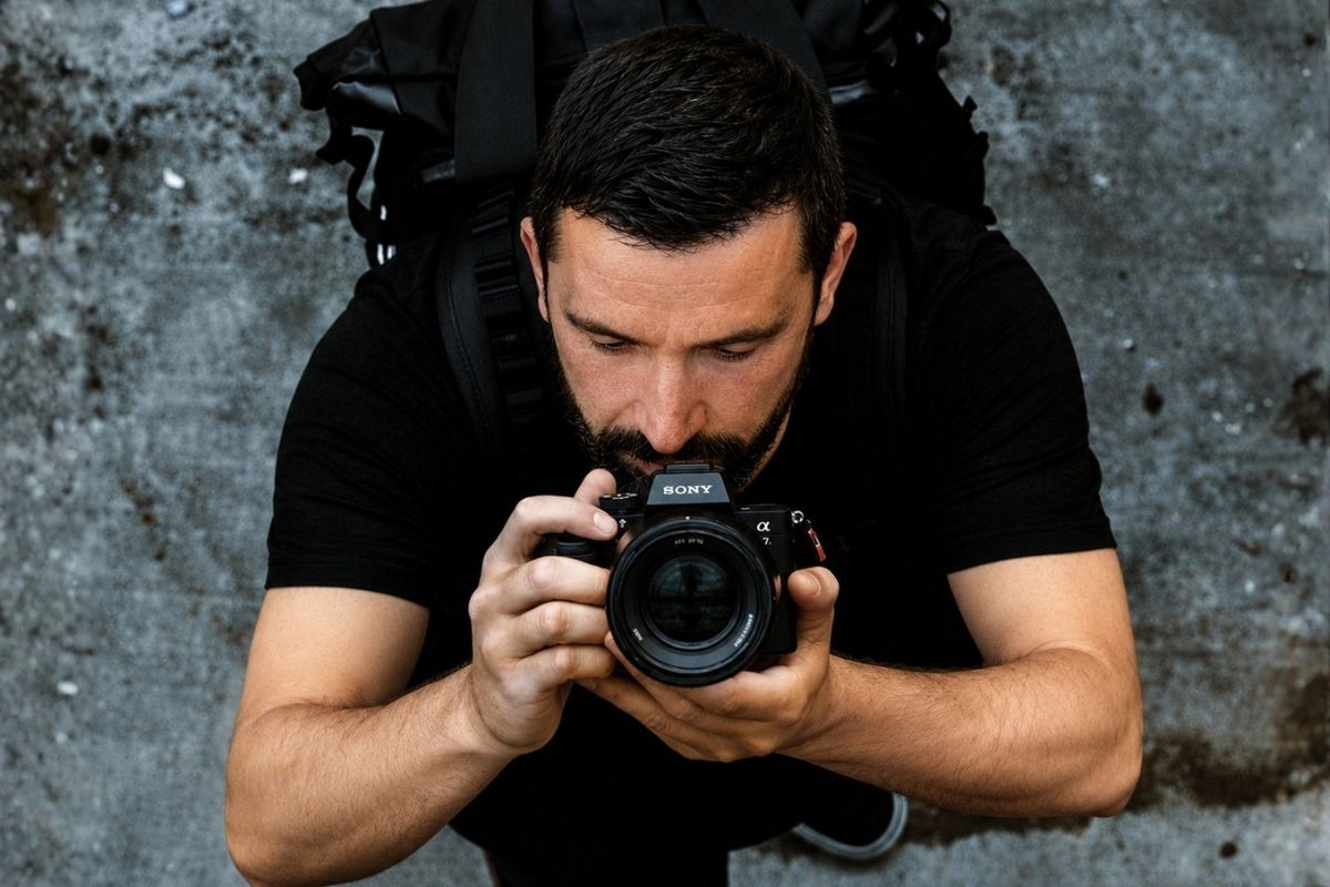 Andrius Vaišnoras fotografuoja profesionaliu fotoaparatu
